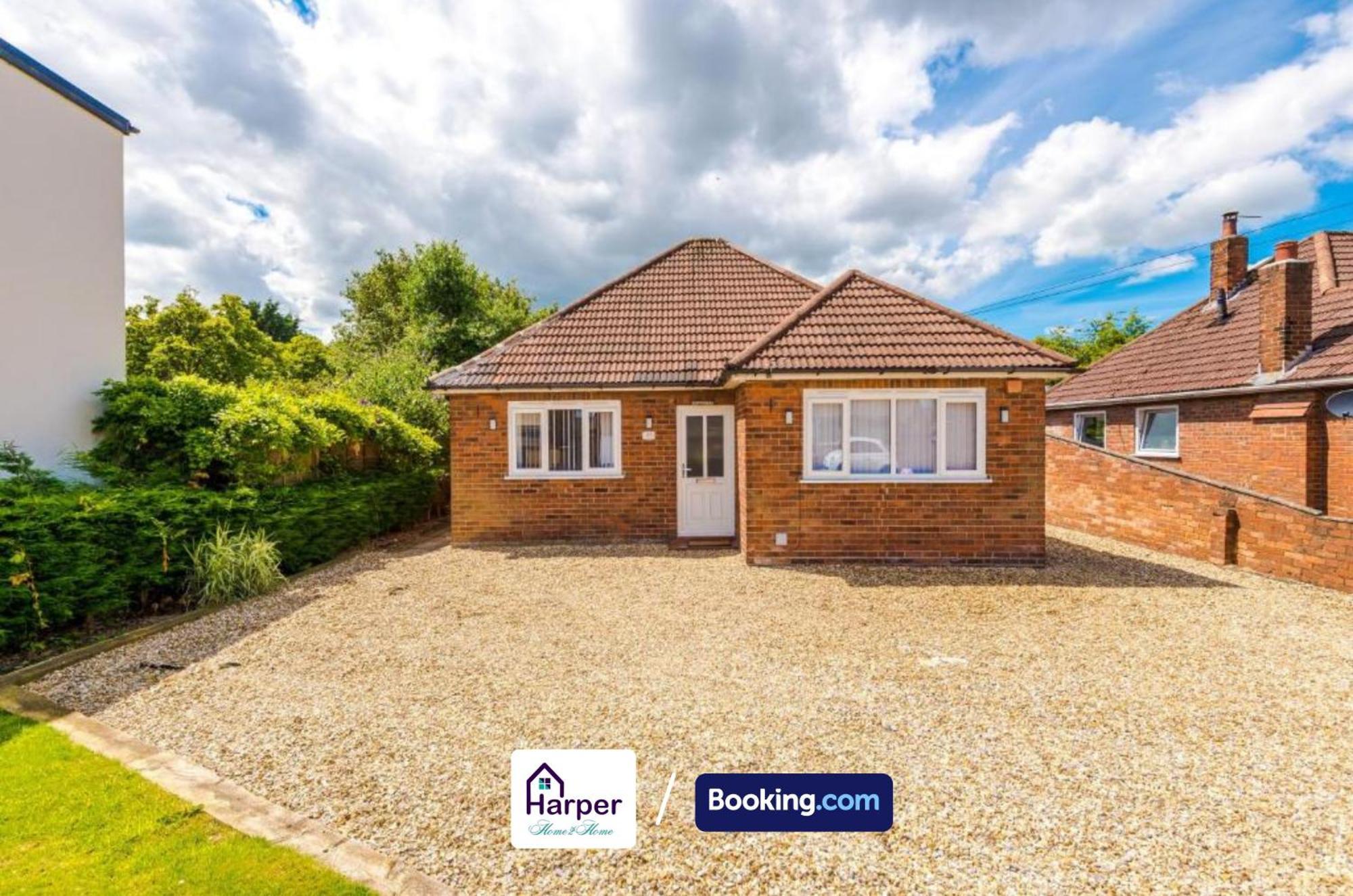Spacious Detached Bungalow By Harperletting Short Lets & Serviced Accommodation Buckely With Pool Table & Driveway Buckley Exterior foto